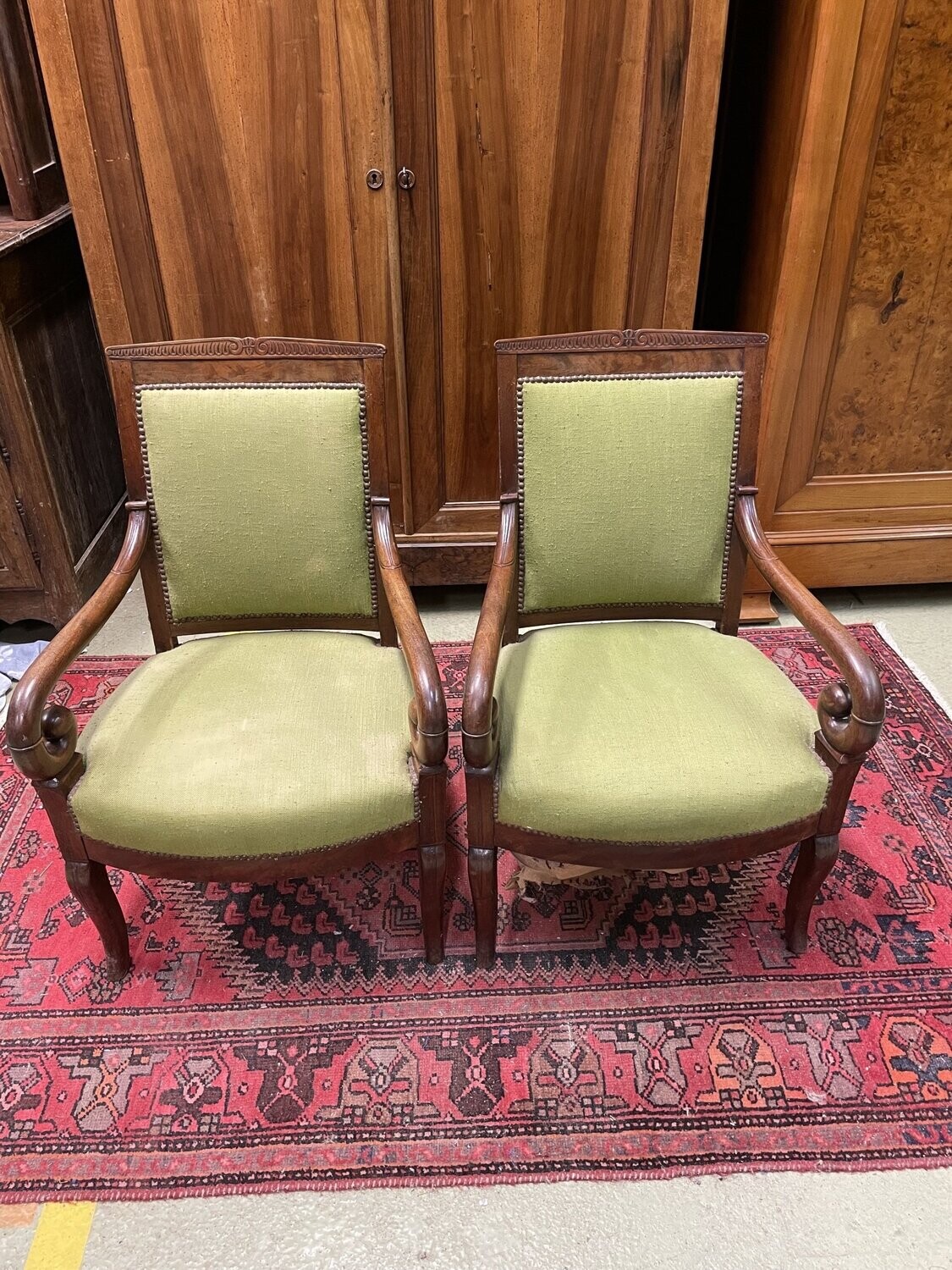Paire de fauteuils en bois foncé sculpté avec garniture en tissu vert - Époque Restauration - H-94cm