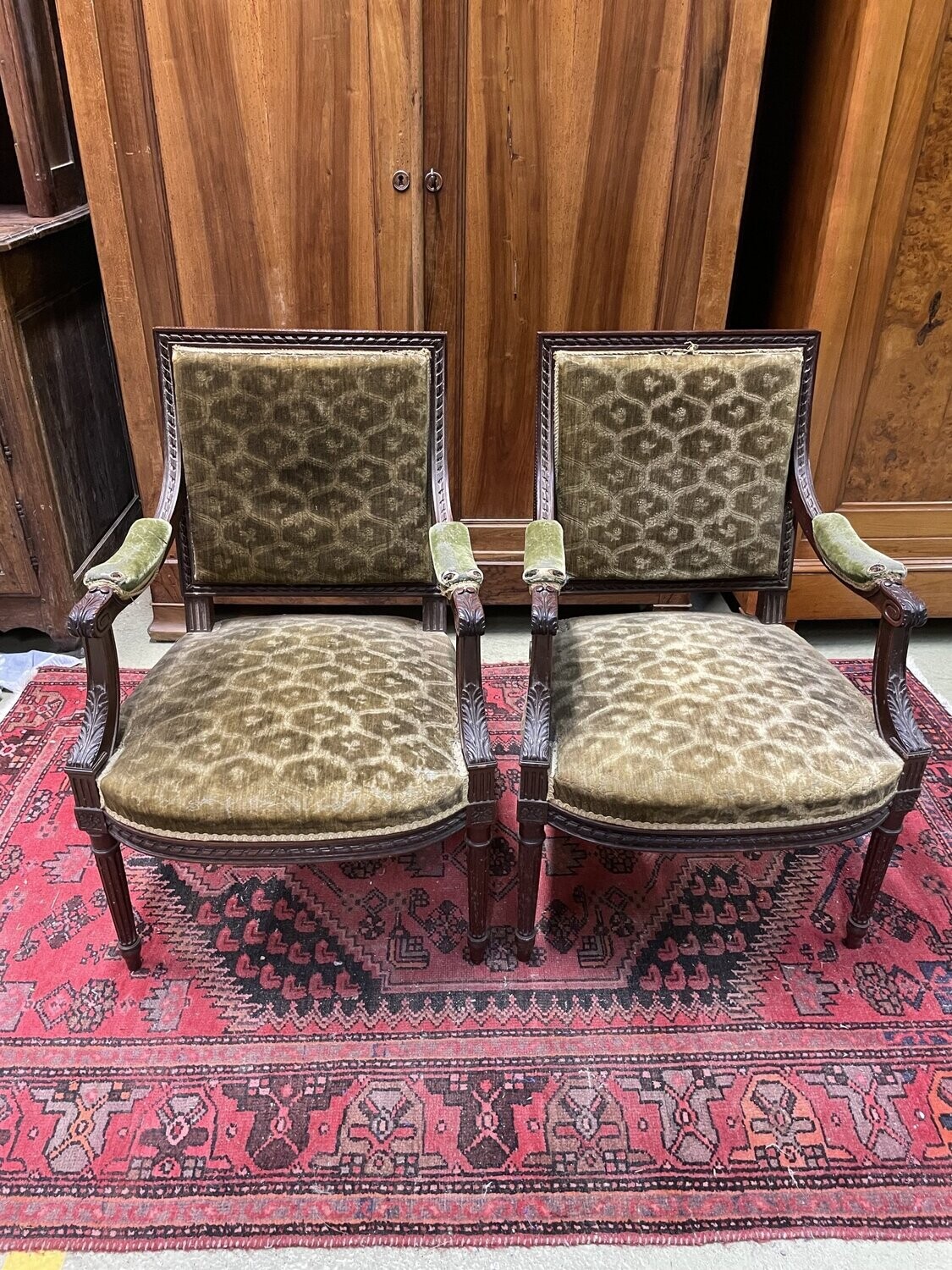 Paire de fauteuils en bois sculpté avec garniture de chaise en velours vert H-91cm