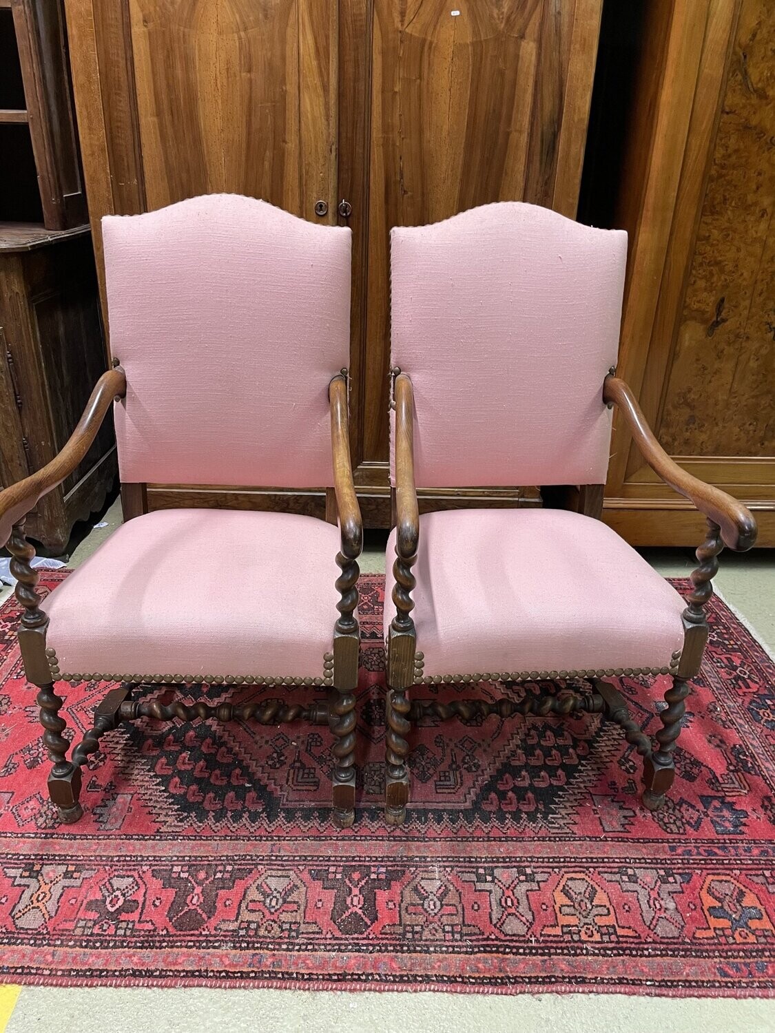 Paire de fauteuils en bois avec garniture de tissu rose clouté, pied tourné H-114cm