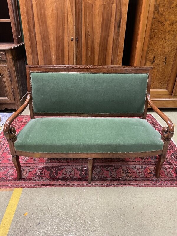 Banquette en acajou mouluré à cinq pieds avec garniture de velours vert H-93cm L-134cm P-51cm