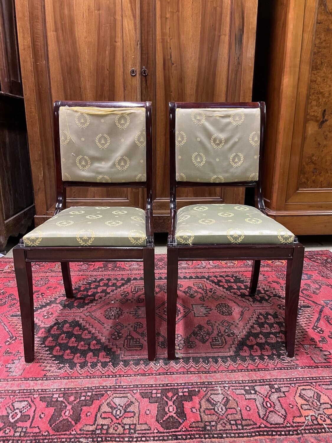Paire de chaises en acajou avec garniture verte avec décor jaune H-87cm