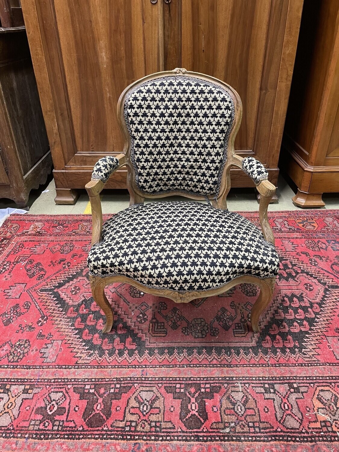 Fauteuil en bois mouluré avec garniture en tissu blanc et noir - Époque Louis XV -  H-84cm
