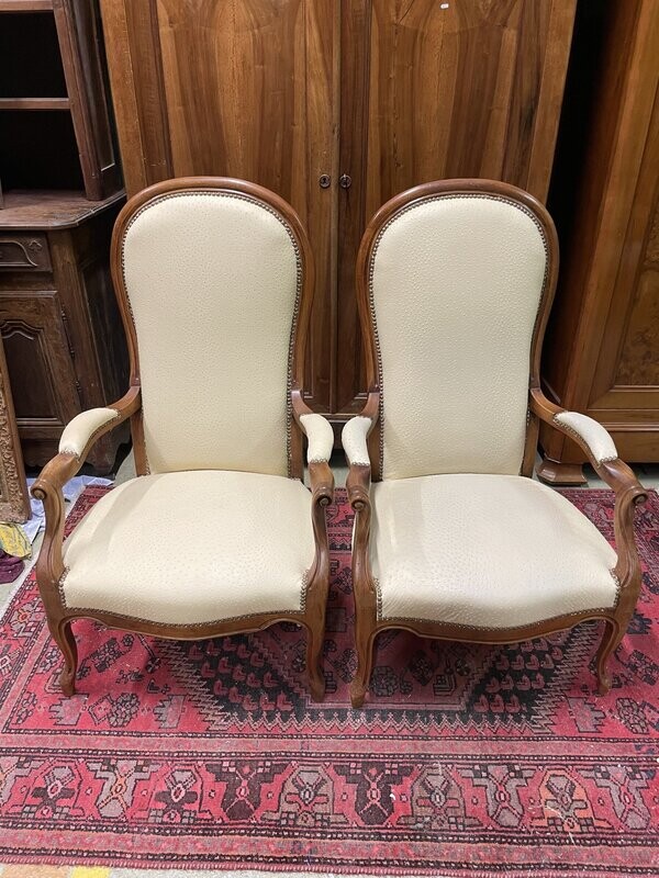 Paire de fauteuils voltaire en bois mouluré avec garniture en cuir jaune gaufré et clouté, imitation de peau d'autruche H-114cm