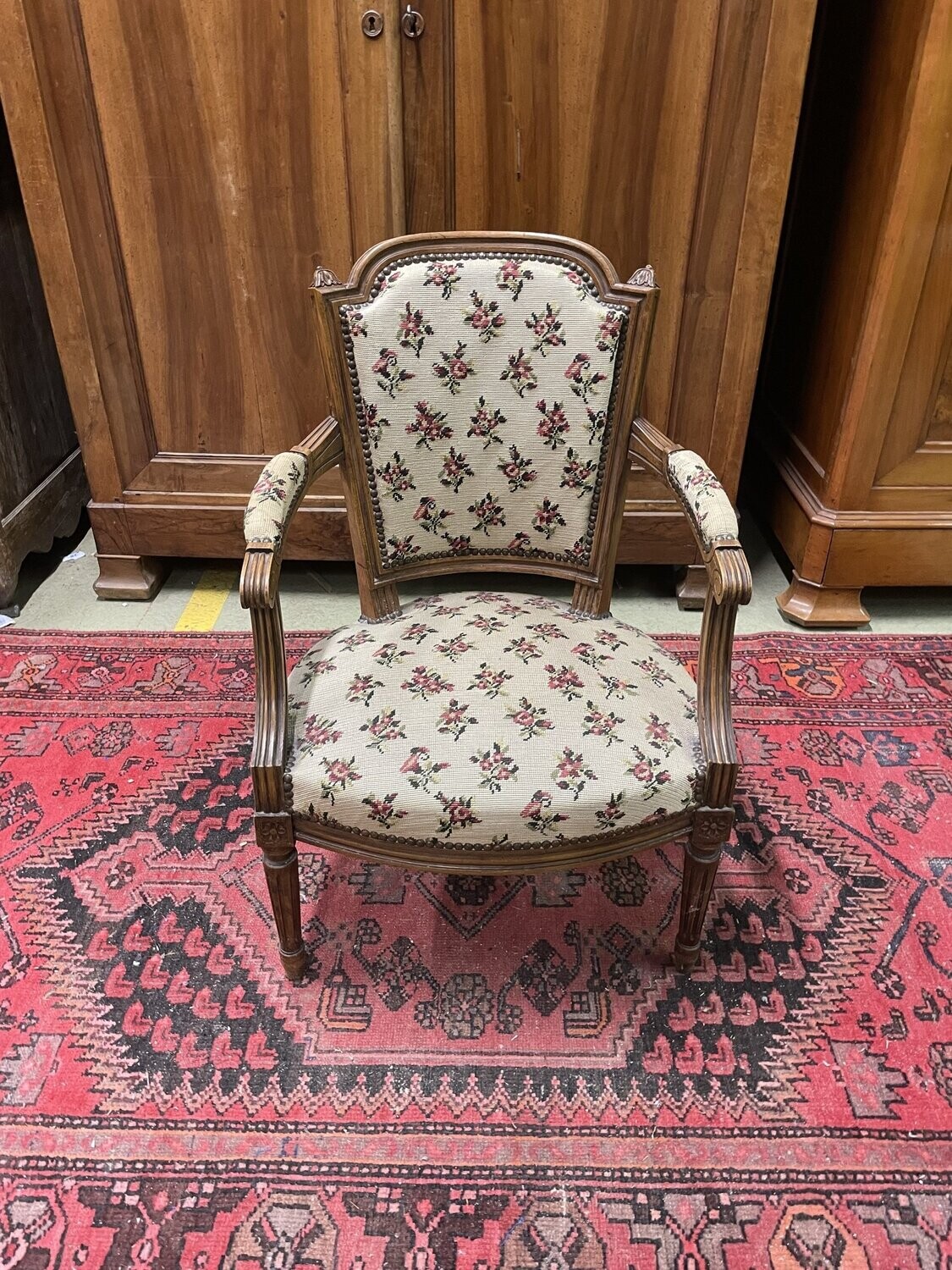 Fauteuil en bois mouluré avec garniture en tissu crème à motif floral H-85cm
