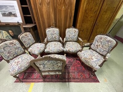 Salon de style L XV comprenant quatre fauteuils et paire de chaises au modèle identiques, garniture de tissu floral. H101-cm pour les fauteuils et H95-cm pour les chaises
