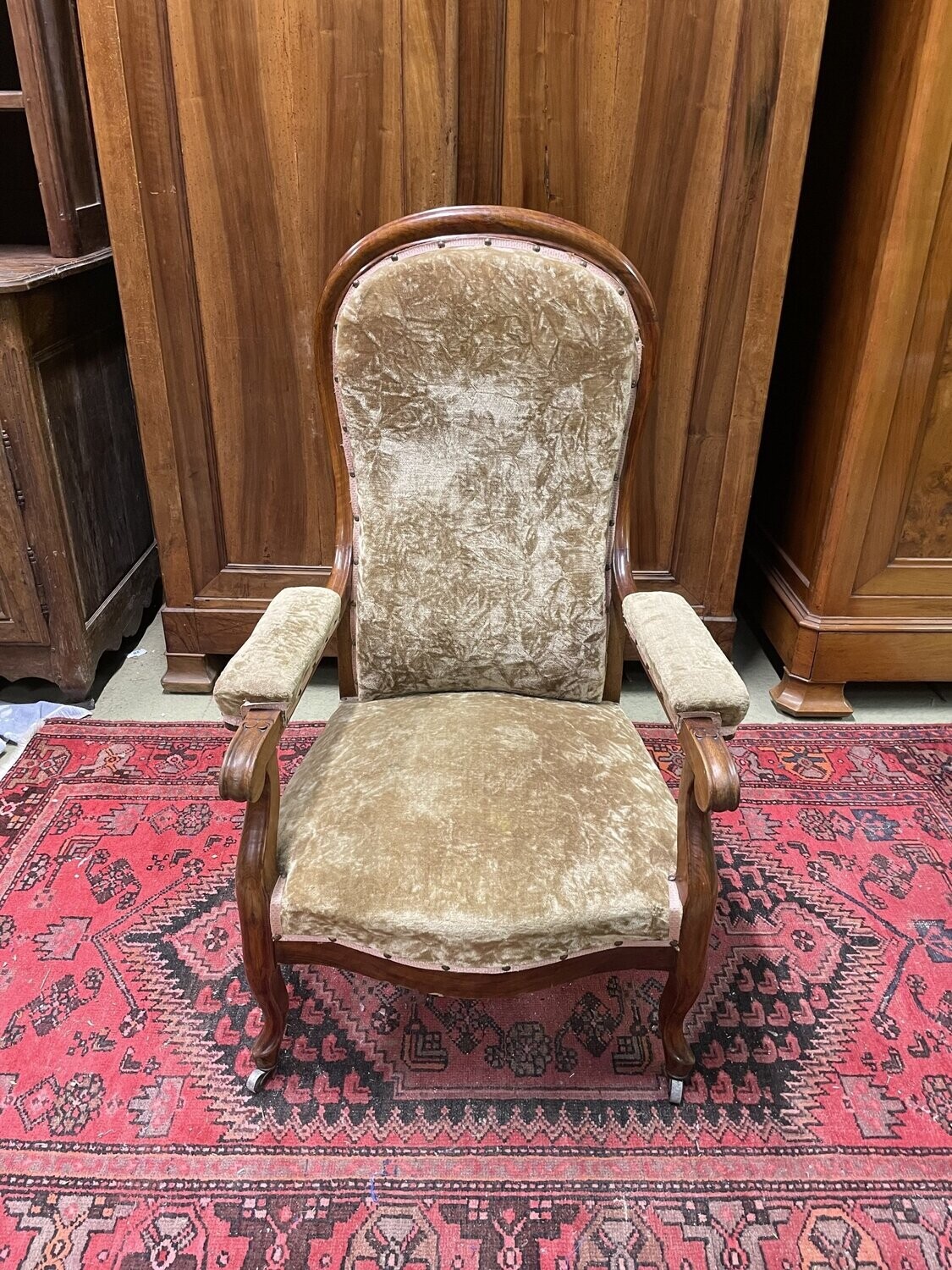 Fauteuil en bois avec roulettes, garniture en velours marron vert - H-113,5