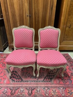 Paire de chaises en bois laqué mouluré avec garniture en tissu rose et roulettes à l'avant - H-93cm