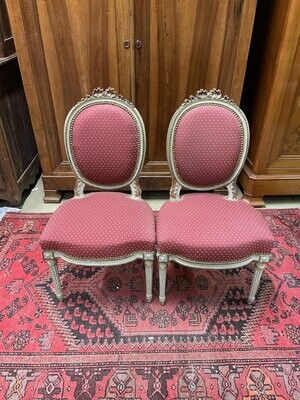 Paire de chaises en bois laqué gris avec dossier médaillon, garniture rose - H-94cm