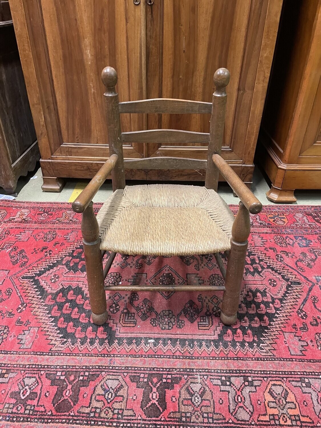 Imposant fauteuil en bois paillé H-89cm