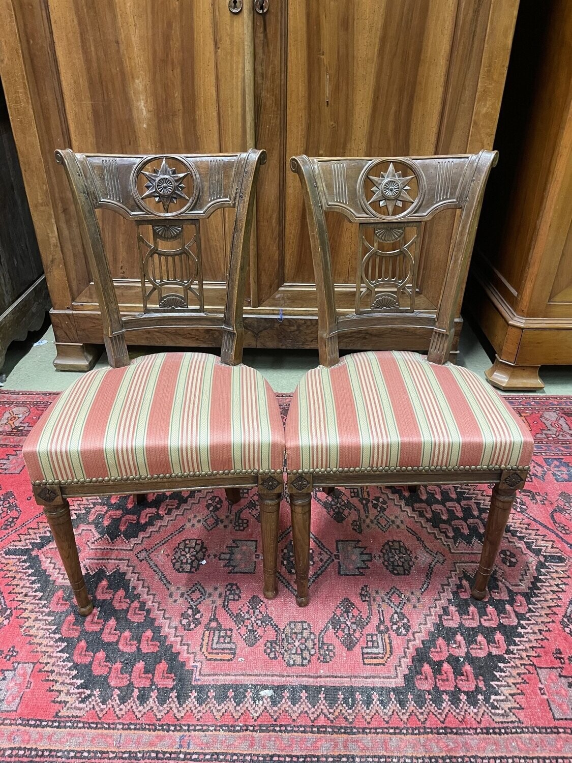 Paire de chaise  garniture en tissu rouge, jaune et vert - Époque Directoire -  H-82cm