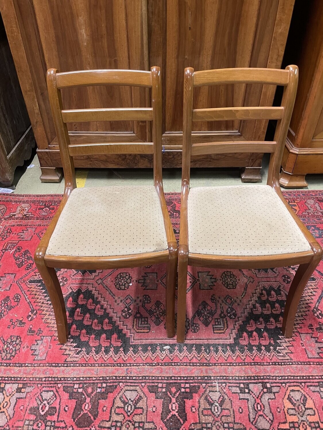 Paire de chaises en bois avec garniture crème avec des points de couleurs H-86cm