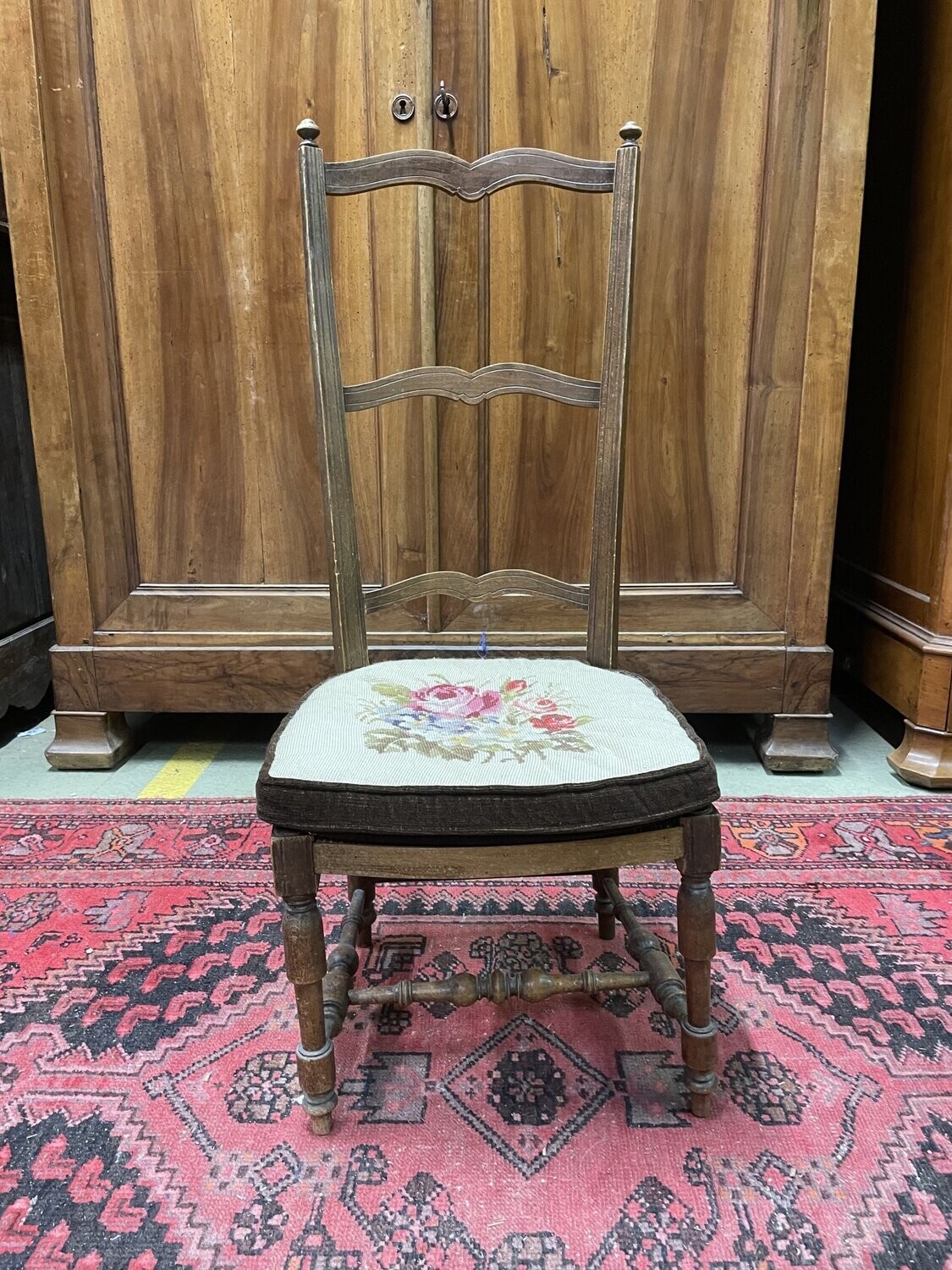 Chaise en bois avec un petit coussin brodé H-94cm