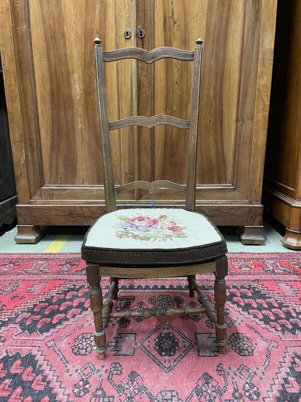 Chaise en bois avec un petit coussin brodé H-94cm