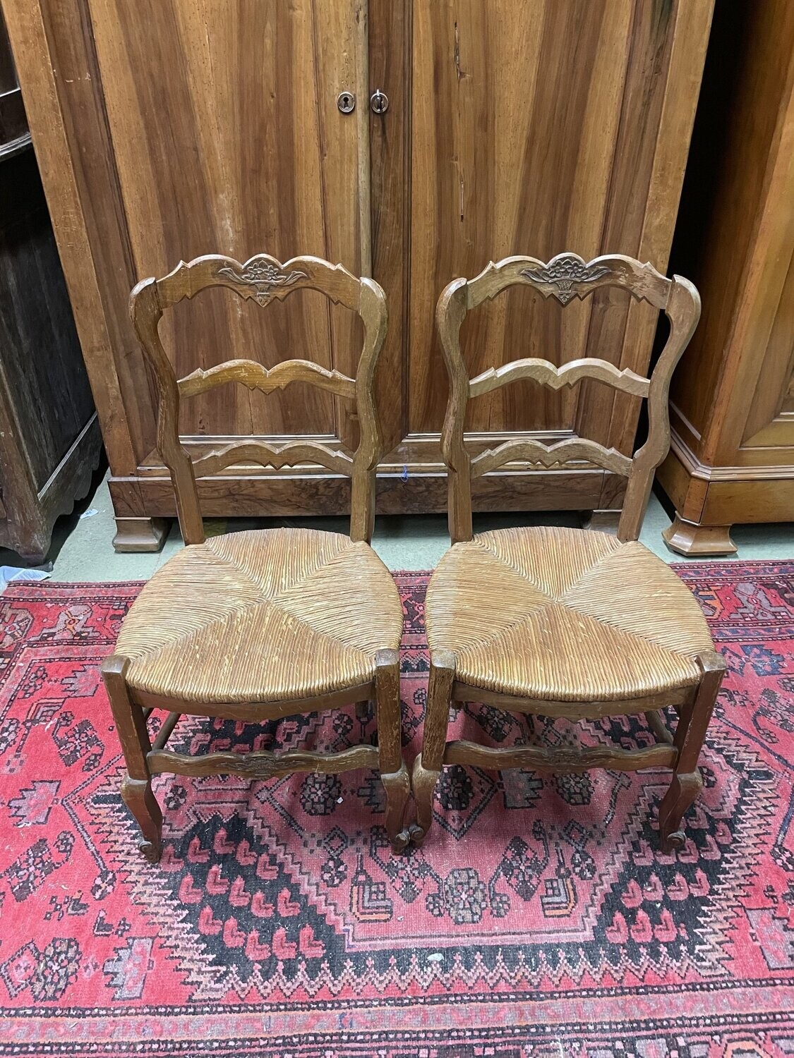 Paire de chaises en bois mouluré et paillé H-92cm