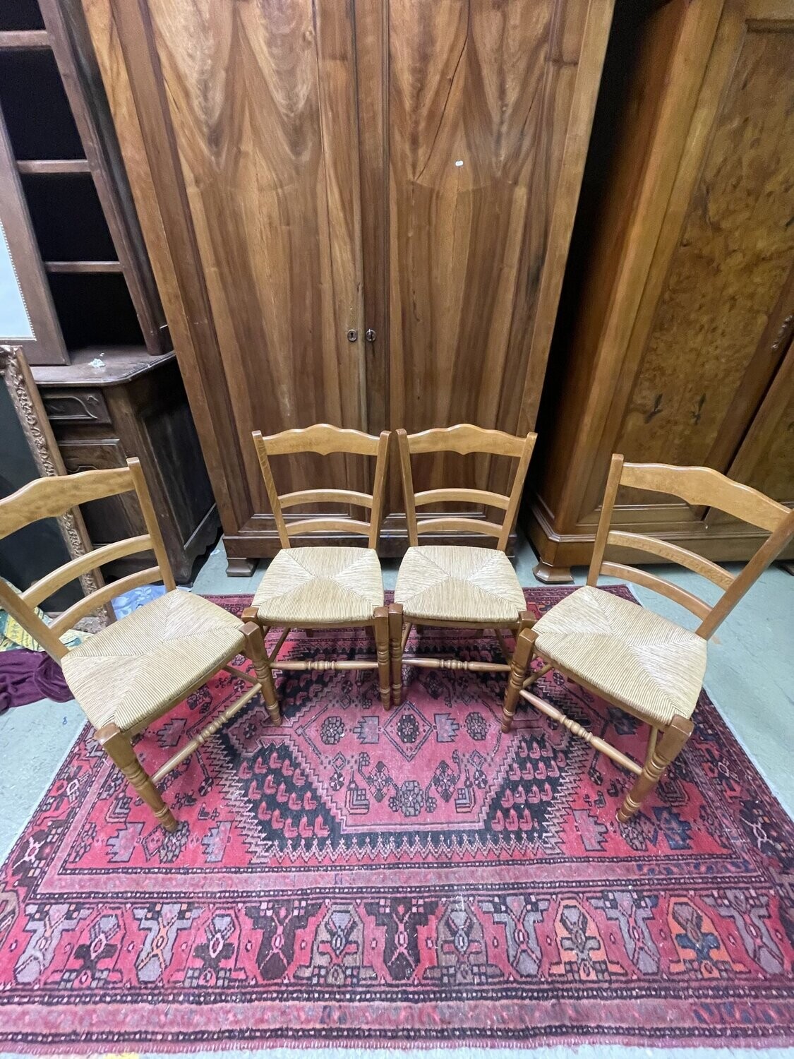 Suite de quatre chaises pailles en bon état H-87cm