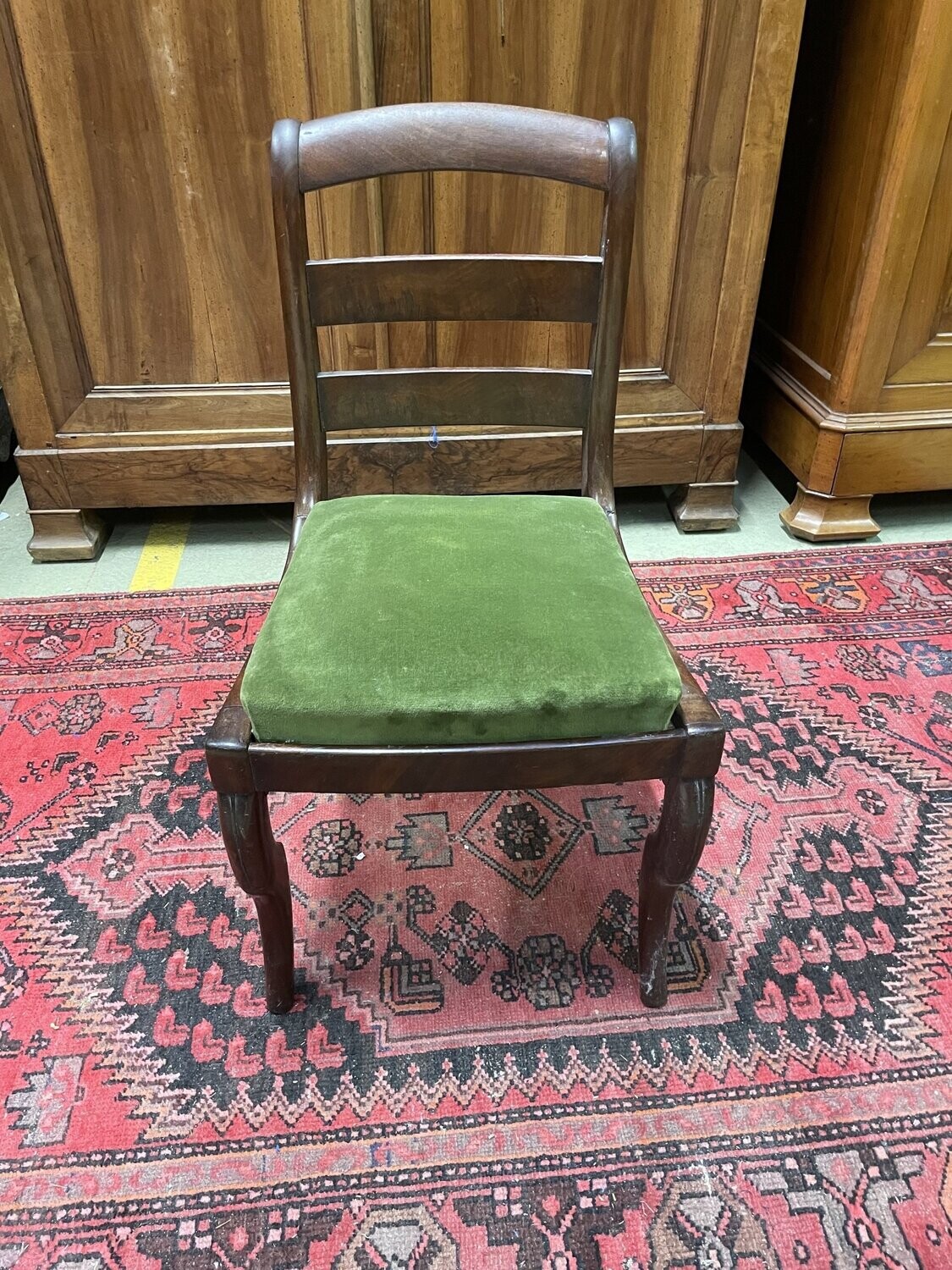 Chaise en bois Restauration avec garniture de velours vert H-85cm