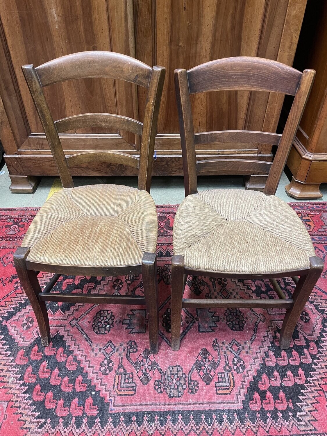 Paire de chaises en bois foncé H-83cm