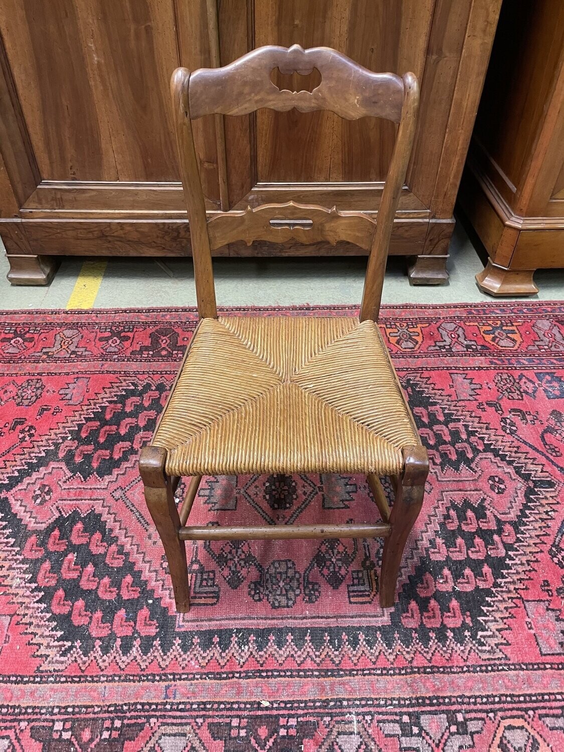 Chaise en bois paillée moulurée H-85cm