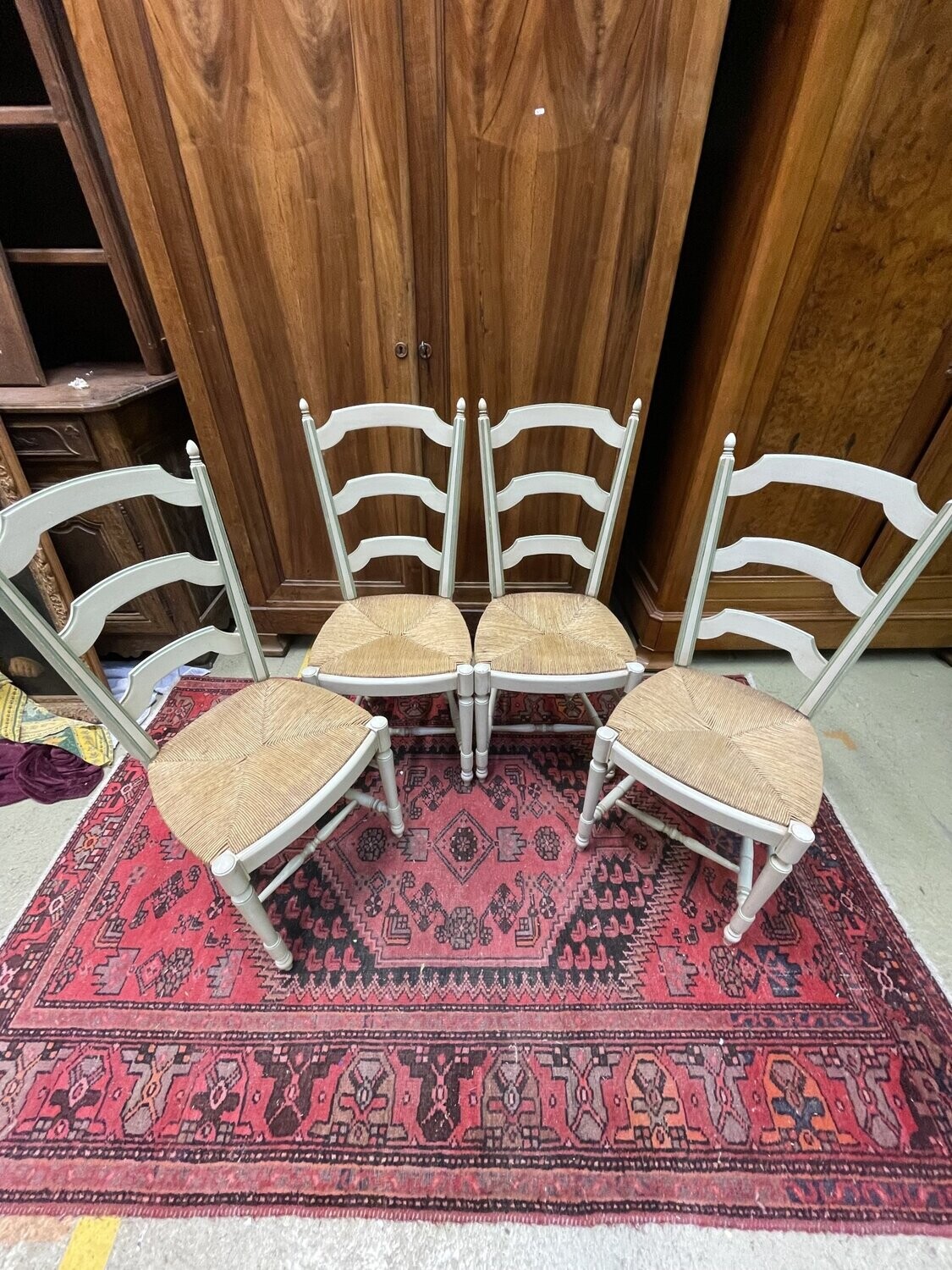 Magnifique suite de 4 chaises laquées vert avec paille H-100cm