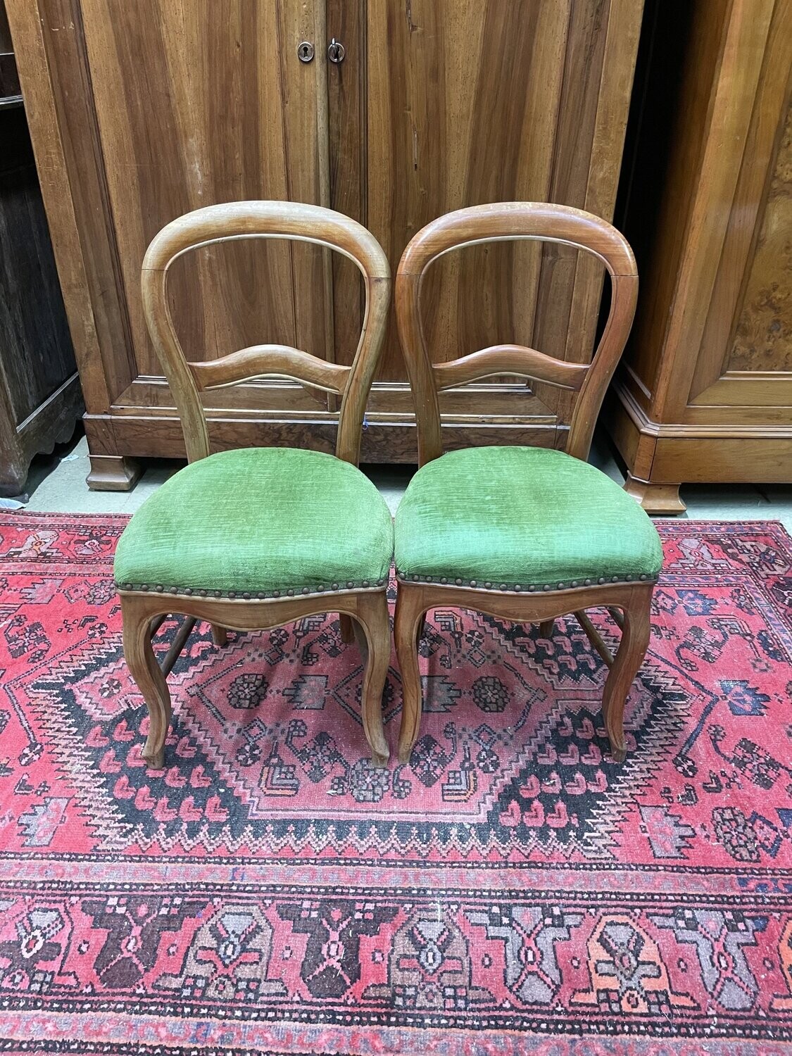 Paire de chaise en bois avec garniture en velours vert H-88cm