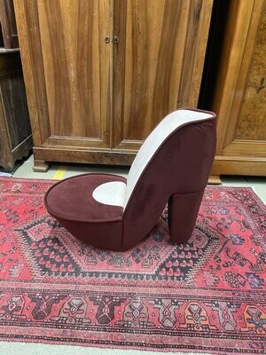 Chaise en forme de talon rouge et blanc crème H-80cm