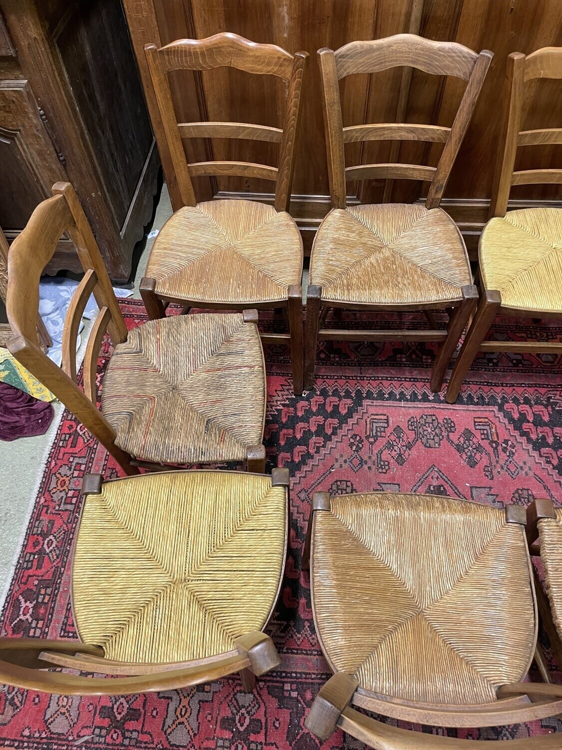 Suite de dix chaises paillées en très bon état - H-84cm