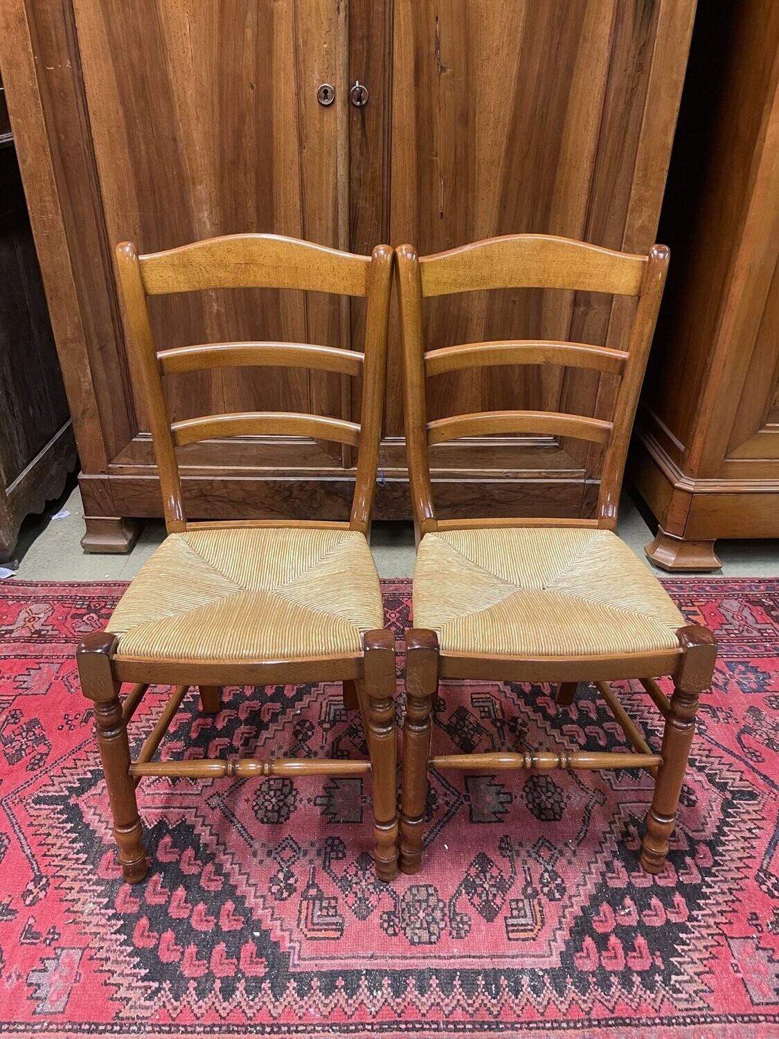 Paire de chaises en bois vernis paillées  H-90cm