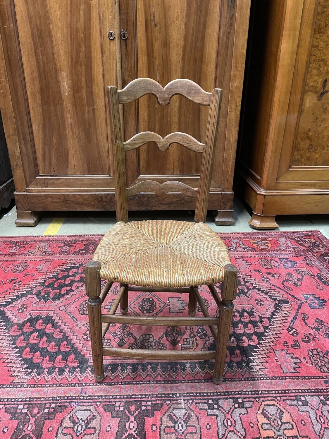Chaise en bois paillé coloré H-90cm