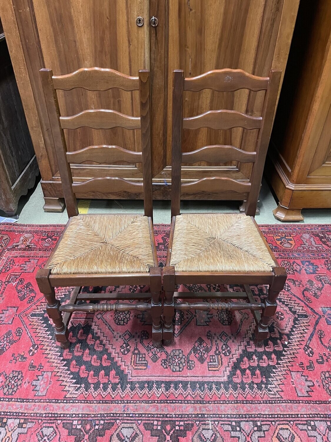 Paire de chaises paillées à haut dossier H-102cm