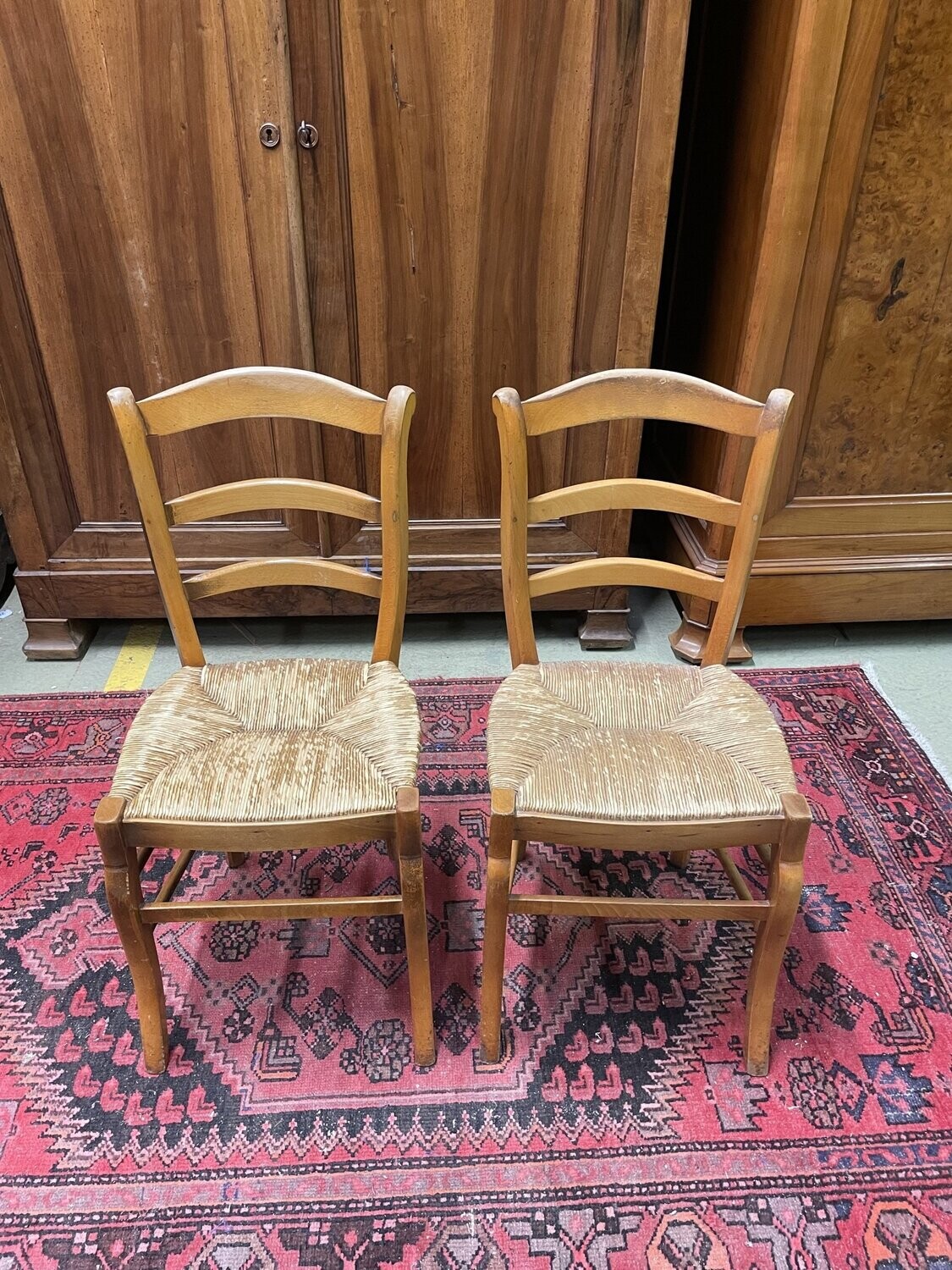 Très belle paire de chaises en bois paillées H-86cm