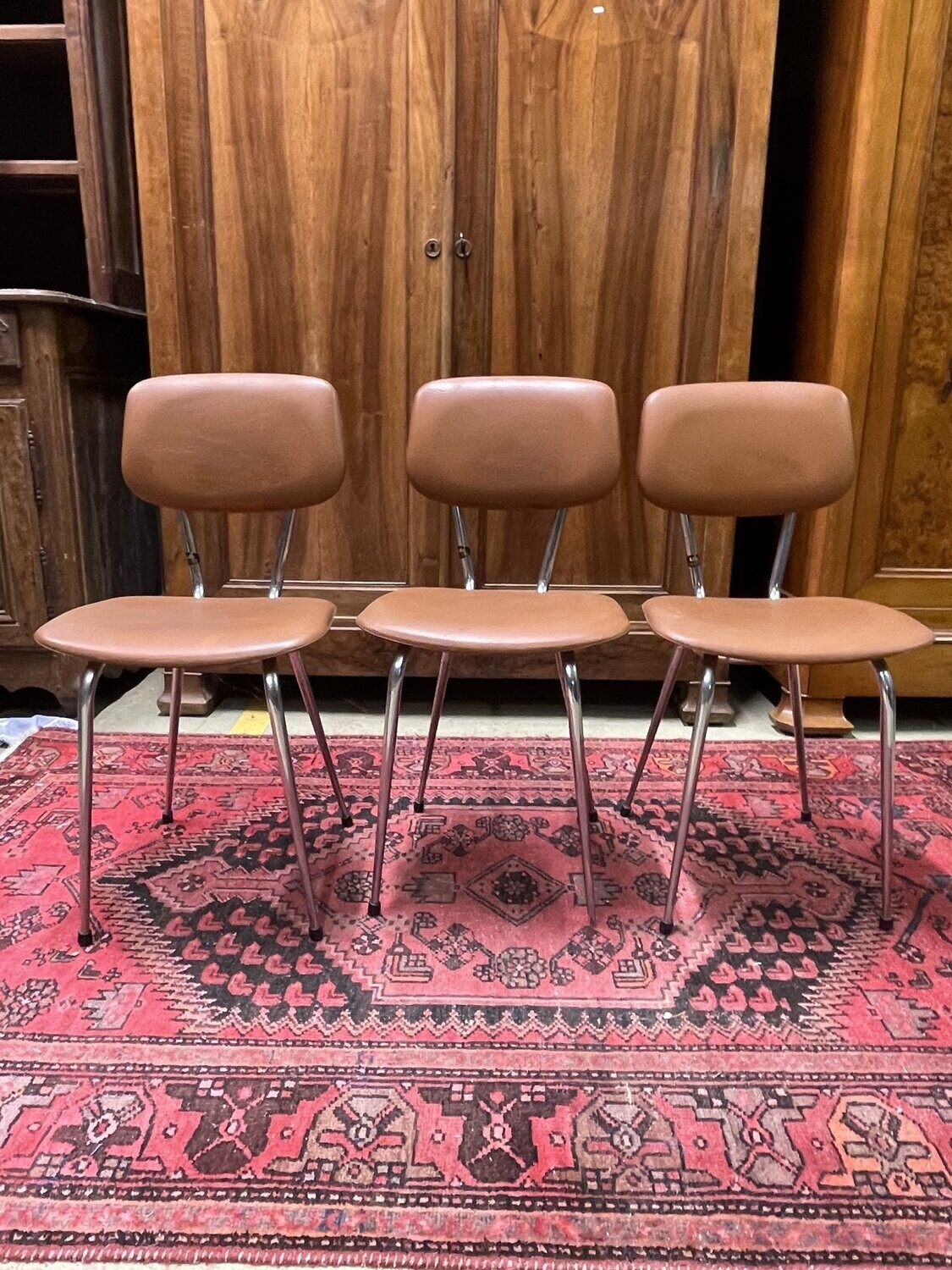 Magnifique suite de trois chaises en skaï marron H-80cm