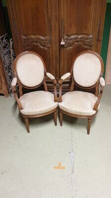 Paire de fauteuils de style Louis XVI, à dossier médaillon.