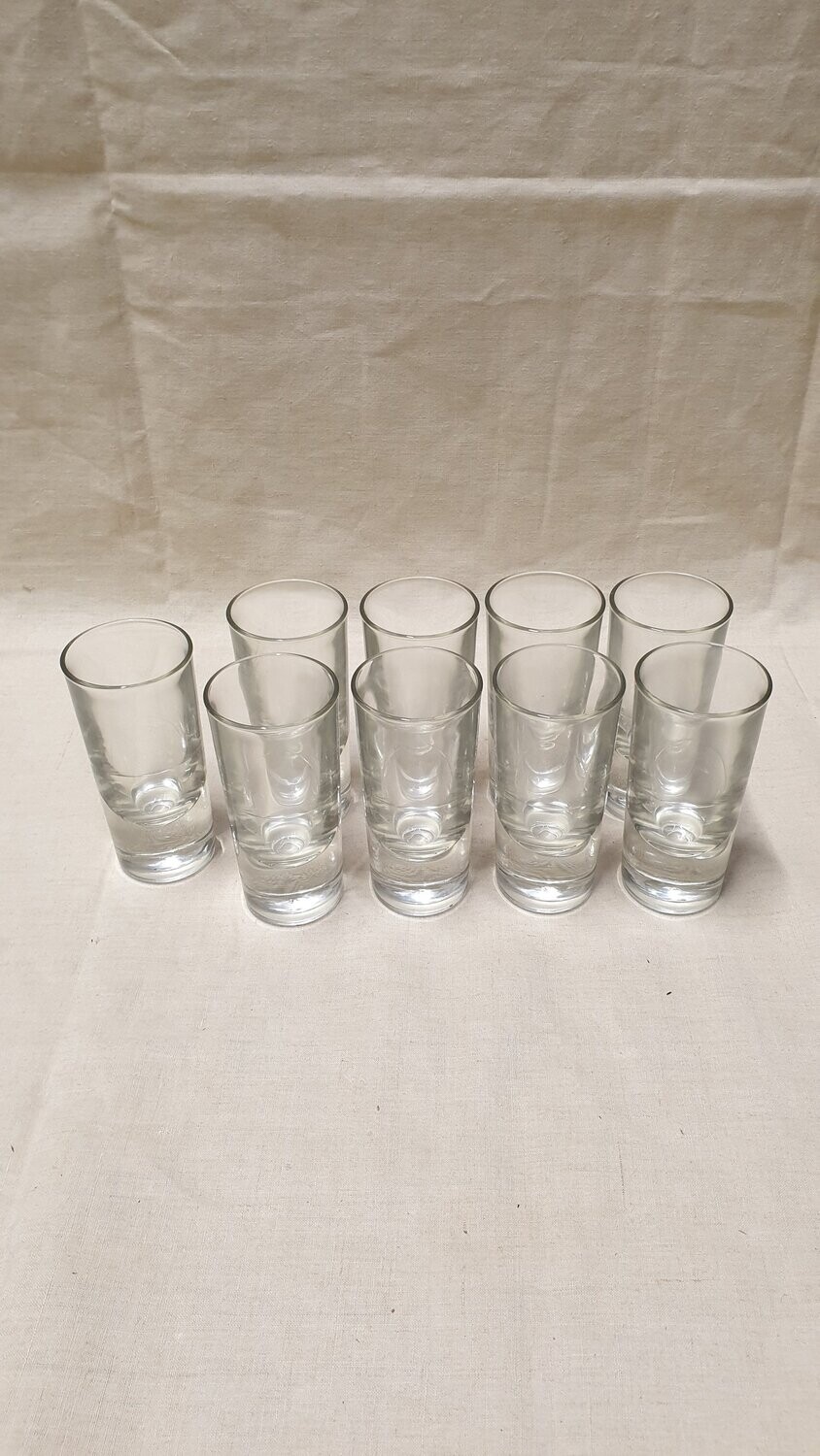 Neuf verres avec un grand fond et et trait doseur H-12,5cm