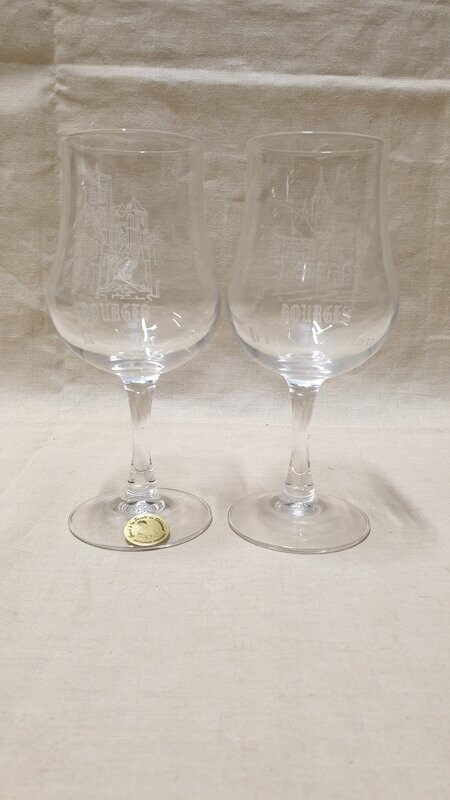 Deux grands verres à pied avec inscription "Bourges" - H 19,5 cm