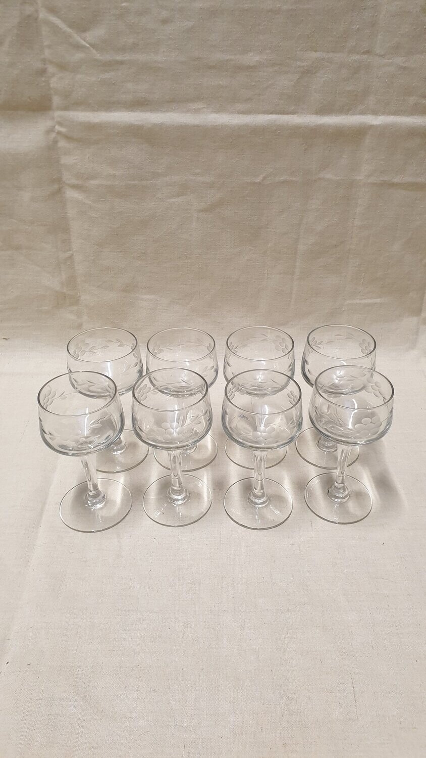 Suite de huit jolis  verres anciens gravés  H-12,5cm