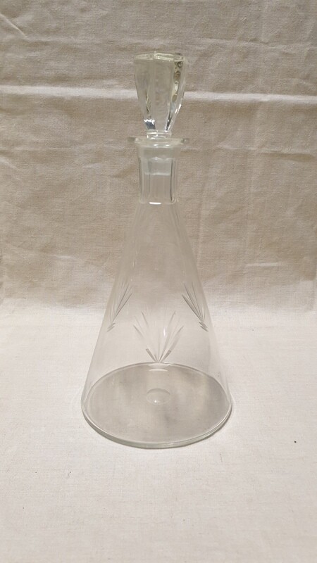 Carafe à vin de forme conique gravée H-28