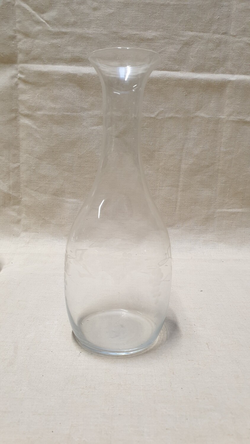 Carafe à vin rouge avec gravure de grappes de raisin H-24