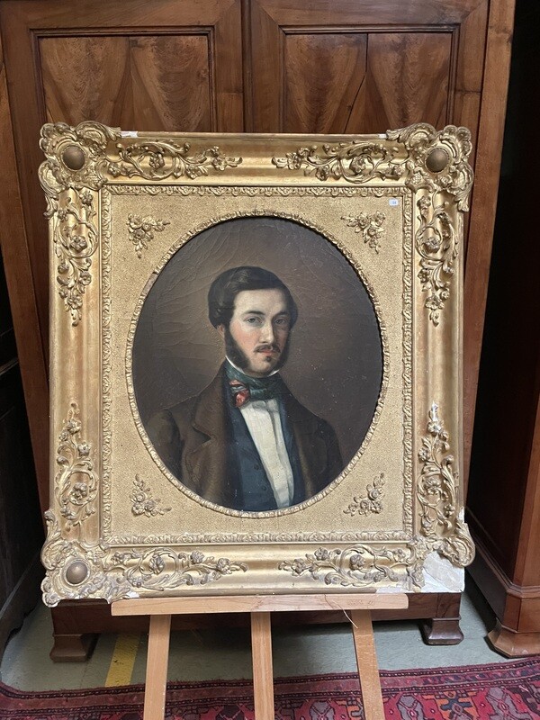 ECOLE XIXème, Portrait d'homme à vue ovale, huile 
sur toile, 65,5 x 53,5 cm, restaurations