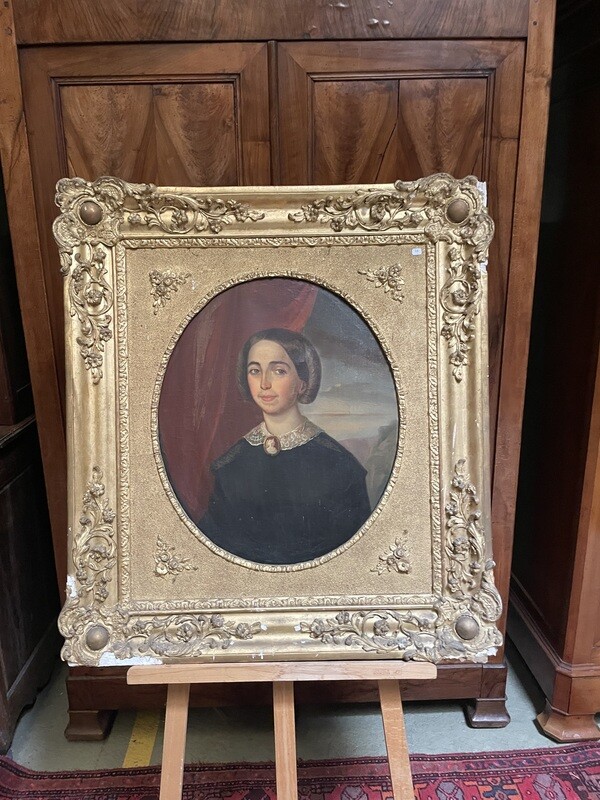ECOLE XIXème, Portrait d'une femme à vue ovale, huile 
sur toile - 65,5 cm x 53,5 cm, restaurations