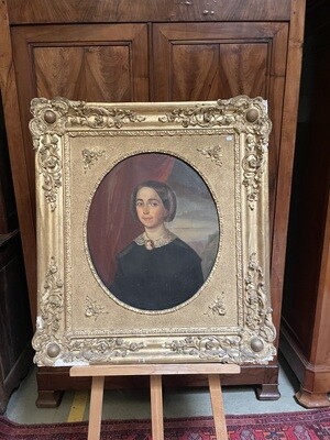 ECOLE XIXème, Portrait d'une femme à vue ovale, huile
sur toile - 65,5 cm x 53,5 cm, restaurations