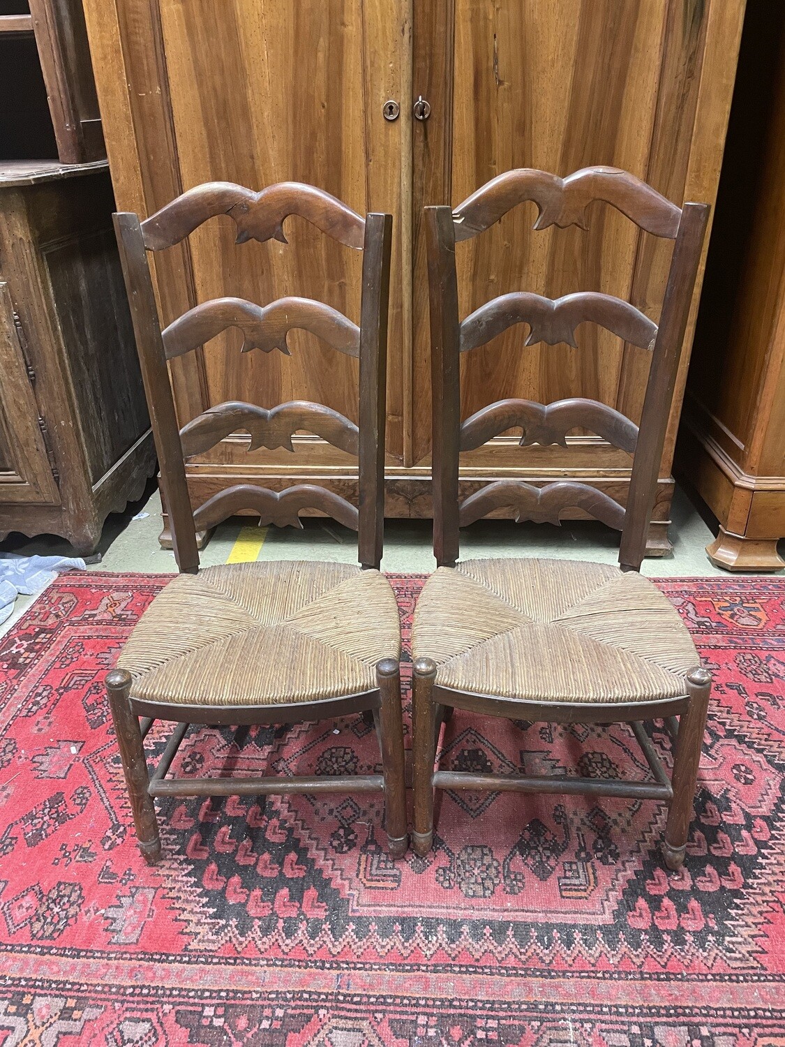 Paire de chaises en bois paillé restauration sur le dossier - Hauteur dossier 90 cm et Assise 35 cm