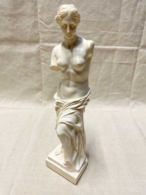 Statue représentant une femme signé au dos G.Ruggeri- Hauteur