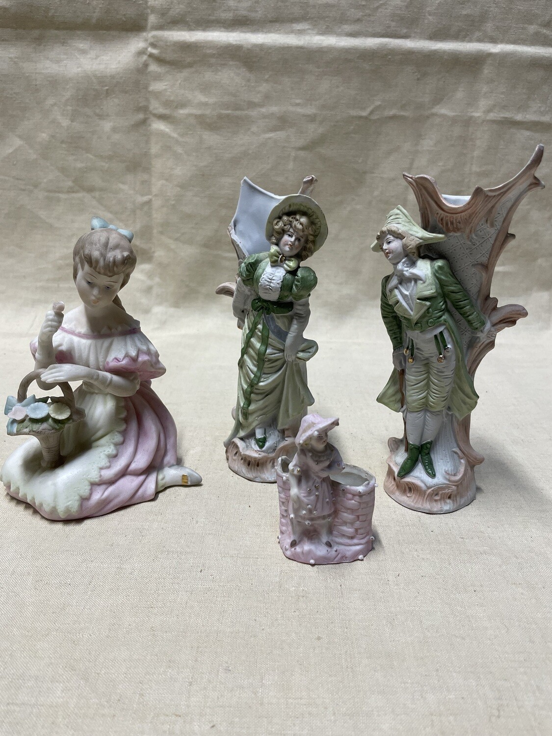 Lot de quatre petites statuette - Hauteur 15,5 cm