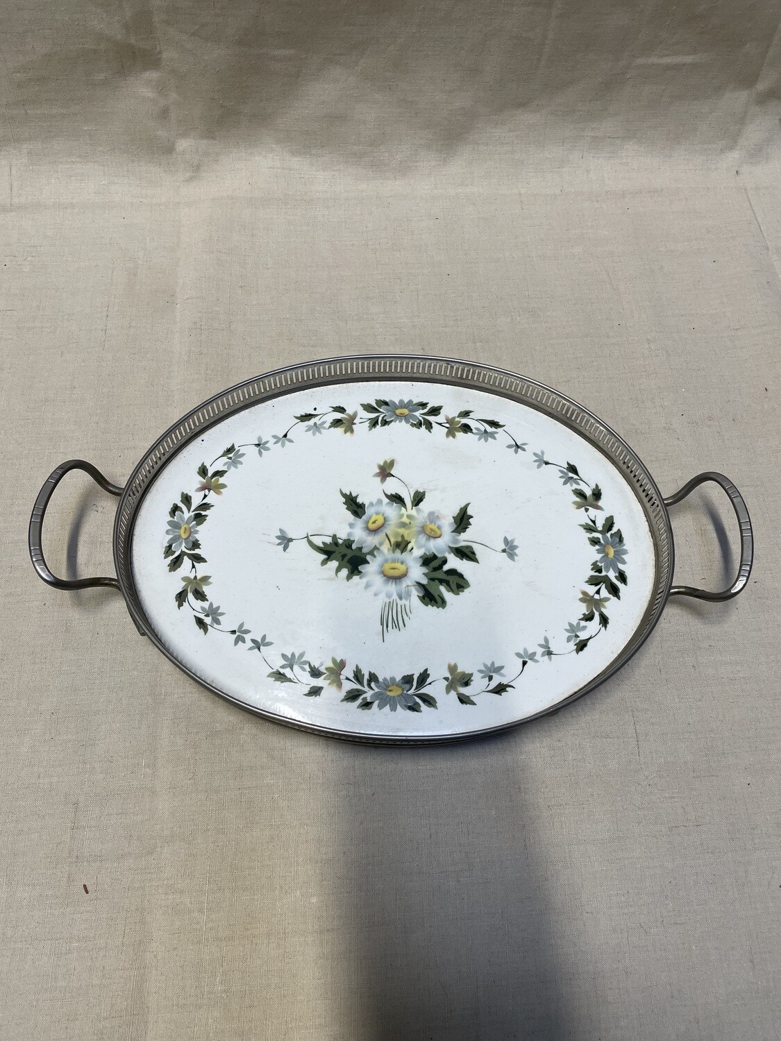 Petit plateau à décor floral avec monture en métal argenté - Largeur 36 cm