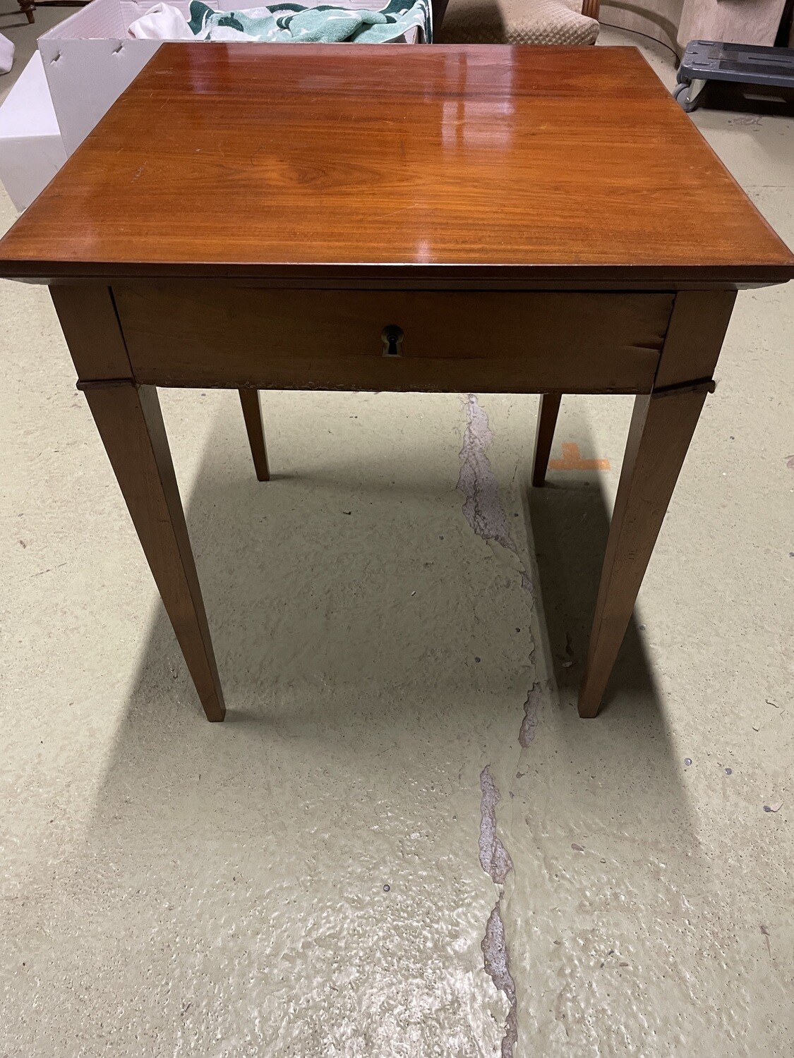 Petite table en placage d'acajou de section carrée, un tiroir en ceinture, pieds gaines, début XIXème - 68 x 60 x 60 cm
