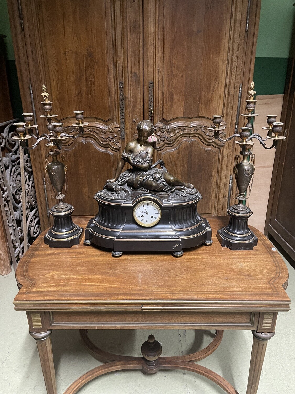 Garniture de cheminée à sujet bronze, jeune femme drapée au panier de roses, mouvements de Raingo Frères à Paris, époque N III - Pendule 52 x 53 x 18 cm - Candélabres à 5 feux h : 64 cm