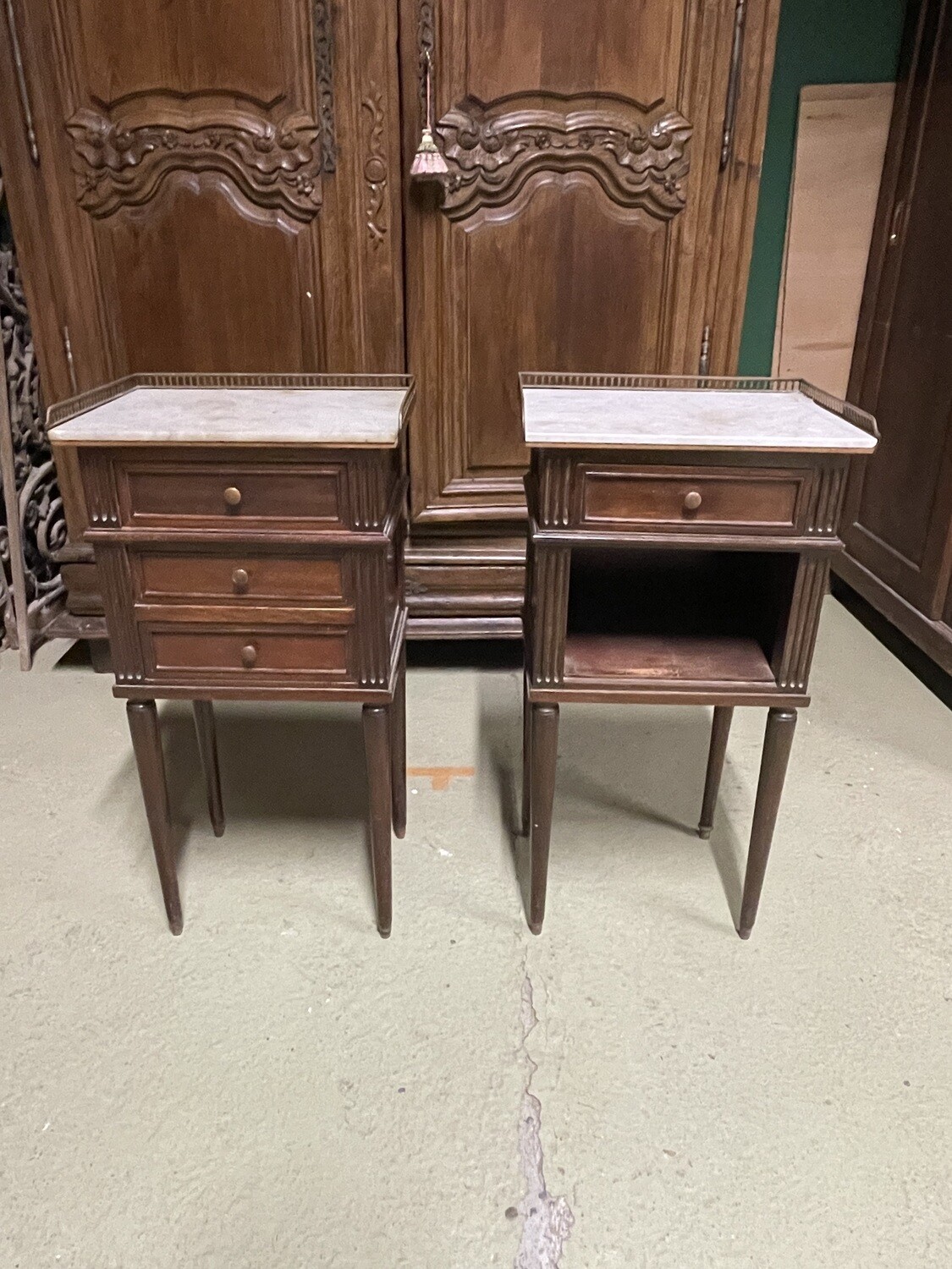 Deux chevets acajou ouvrant par 3 tiroirs, un tiroir et niche dessus marbre blanc encastré à galerie - Style Louis XVI - 77 x 40 x 29 cm.