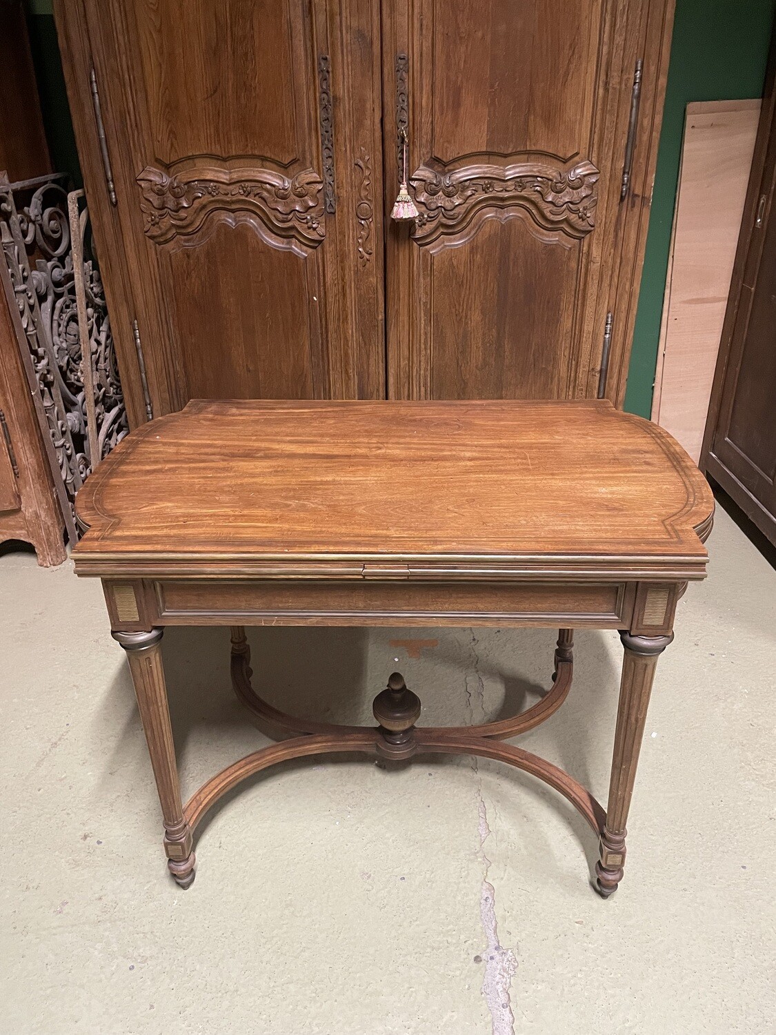 Table de salon à double plateau amovible noyer à double filet de cuivres, piètement cannelé à entretoise, style Louis XVI, fin XIXème s, 75 x 62 x 100 cm
