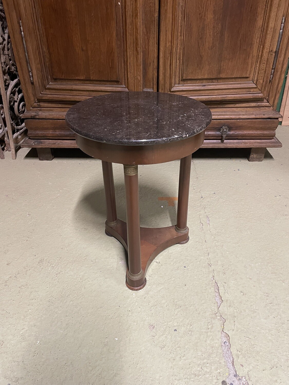 Petit guéridon de salon en acajou, pieds cylindres tripode, dessus marbre noir - style Empire - H: 59cm D: 43,5cm