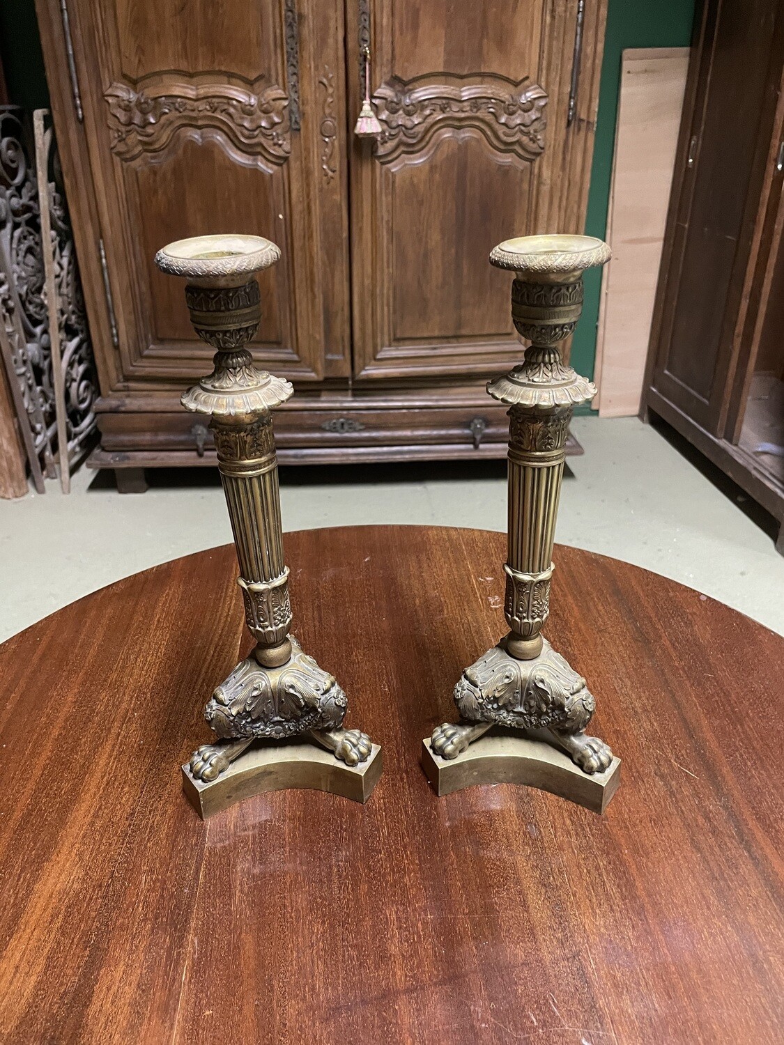 Paire de flambeaux tripode en bronze ciselé et doré à décor de palmettes, milieu XIXème, h : 32,5